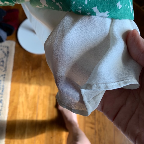 Banana Republic petite fully lined poly leaf blouse. Worn once - Picture 4 of 4